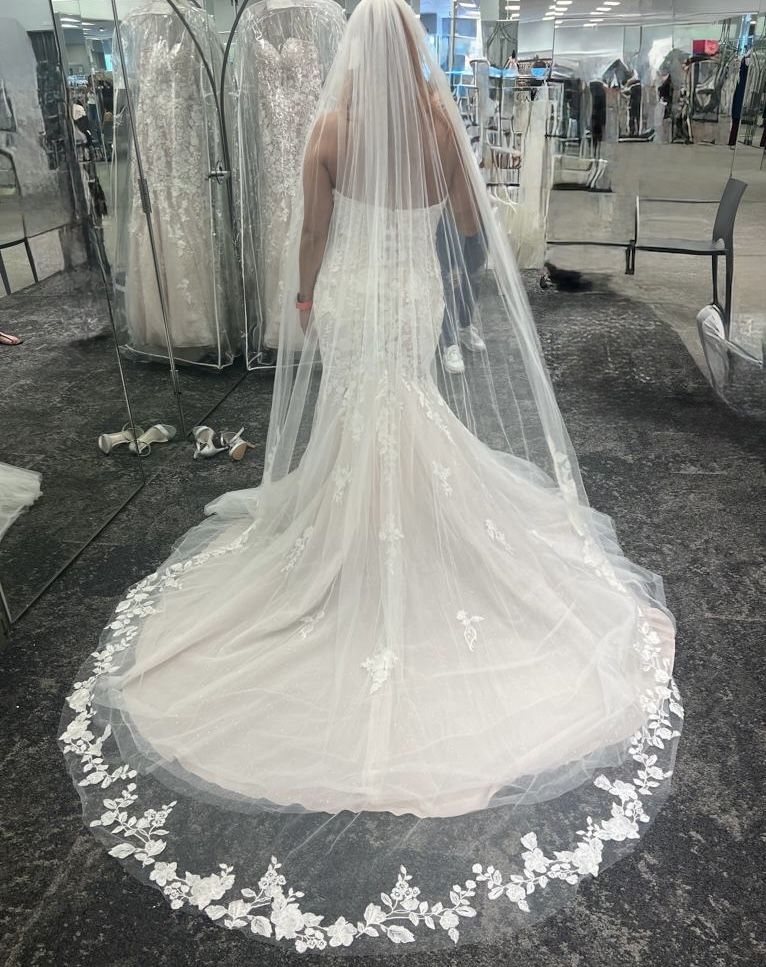 Wedding dress NEW . Never Used