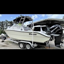 BOAT TRITON 225 22.6 FEET 2007 250 HP MERCURY SUPER CHARGE VERADO 