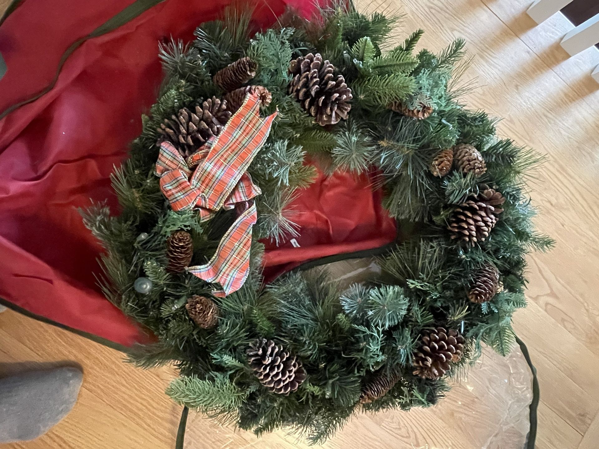Christmas Wreaths light Up With Batteries