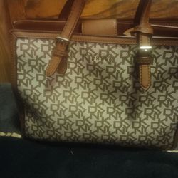 DNKY BRYANT MEDIUM ZIPPER TOT BAG IN A BROWN ALL OVER PATTERN WITH LEATHER TRIM FOR SALE.