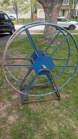 Carpet cleaning vacuum hose reel