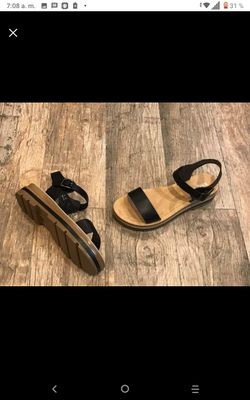 Womens sandals size 10 nevera used