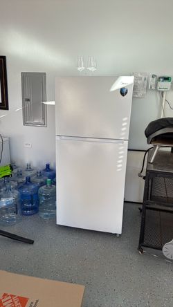 Midea Top Freezer Refrigerator – White – Excellent Condition