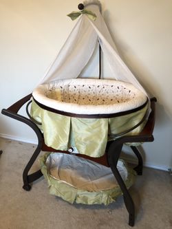 Fisher Price Zen Collection Gliding Bassinet for Sale in San Antonio