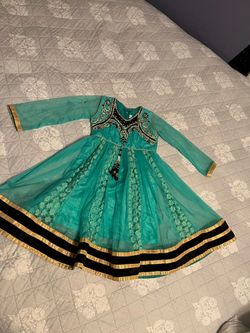 Toddler green dies dress size 3-4 good for Halloween