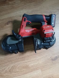 Milwaukee Band saw with battery n charger