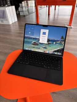 Apple 13” MacBook Air M2 Chip 8GB Ram 256SSD! 90 day warranty! We offer financing!