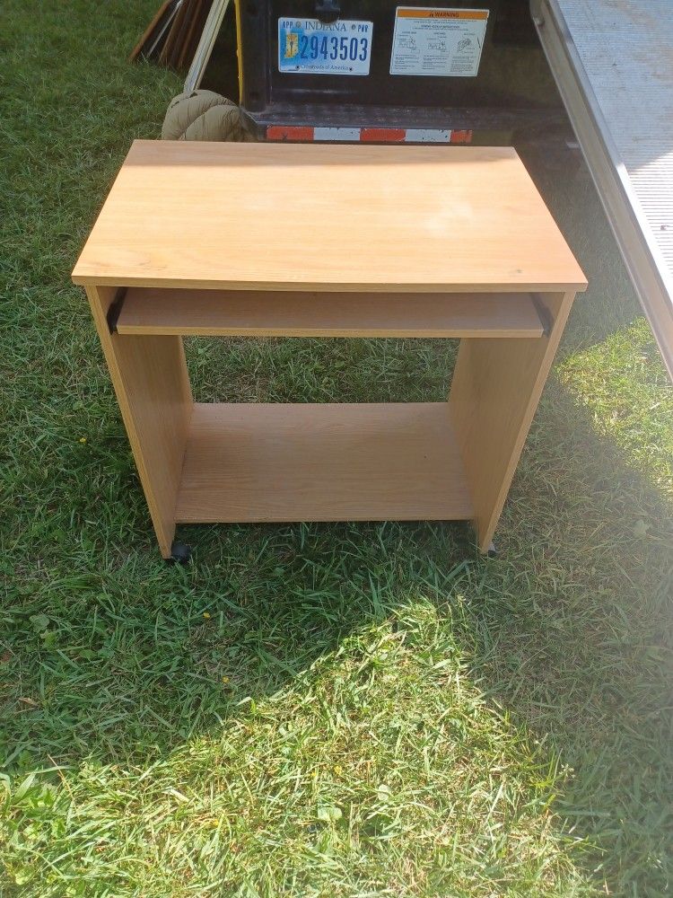 Small Desk On Wheels