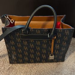 Purse Dooney and Bourke