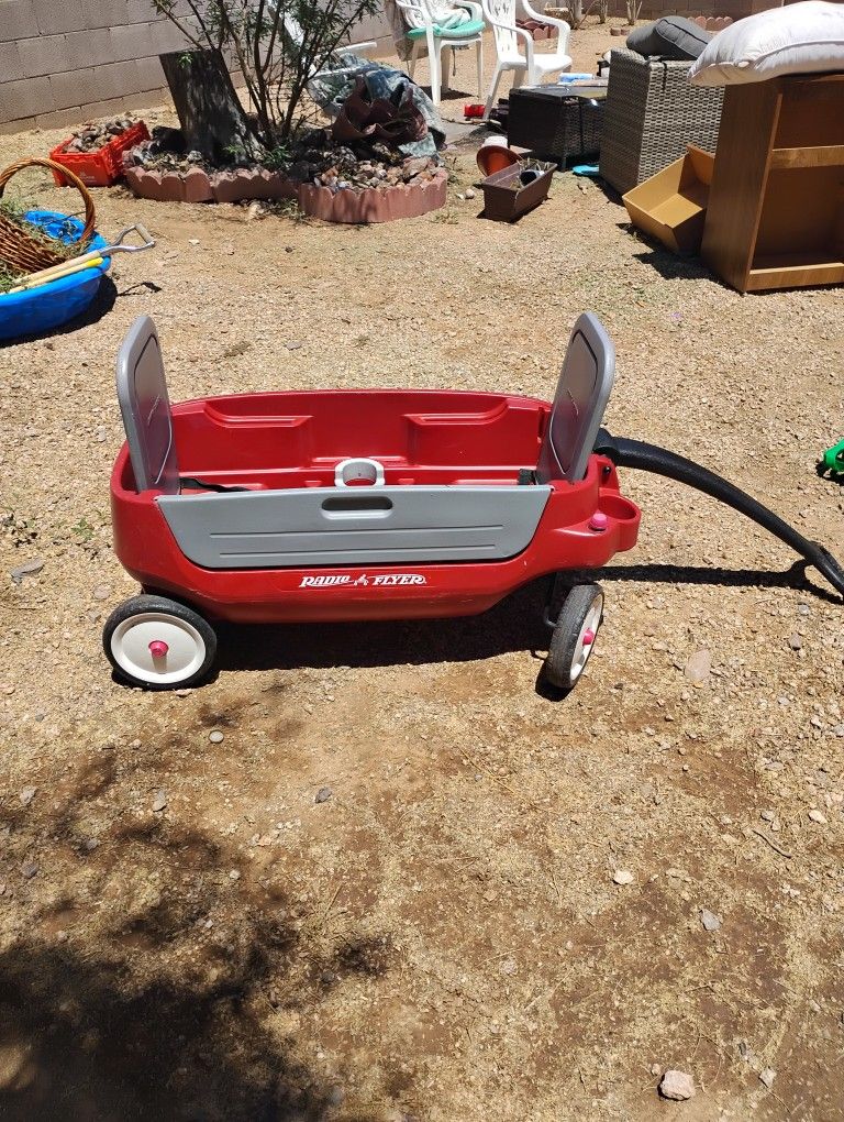 Kids Deluxe Radio Flyer Wagon