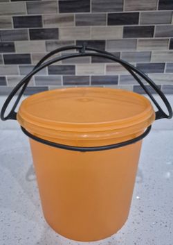 Large TUPPERWARE Bucket With Lid & Handle