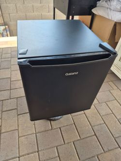 GALANZ MINI FRIDGE, IN VERY GOOD CONDITION WORKS PERFECTLY