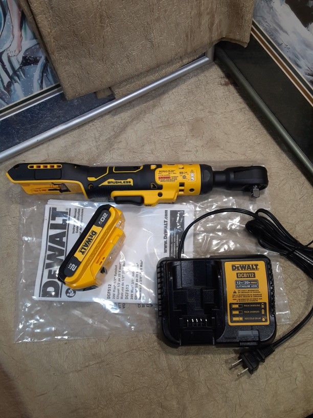 NEW DEWALT 20V BRUSHLESS ATOMIC 3/8 RATCHET KIT