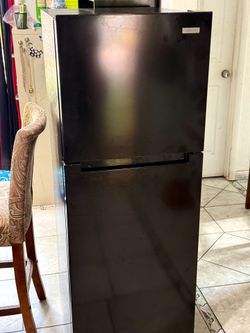 Vissani Black Top-Freezer Refrigerator