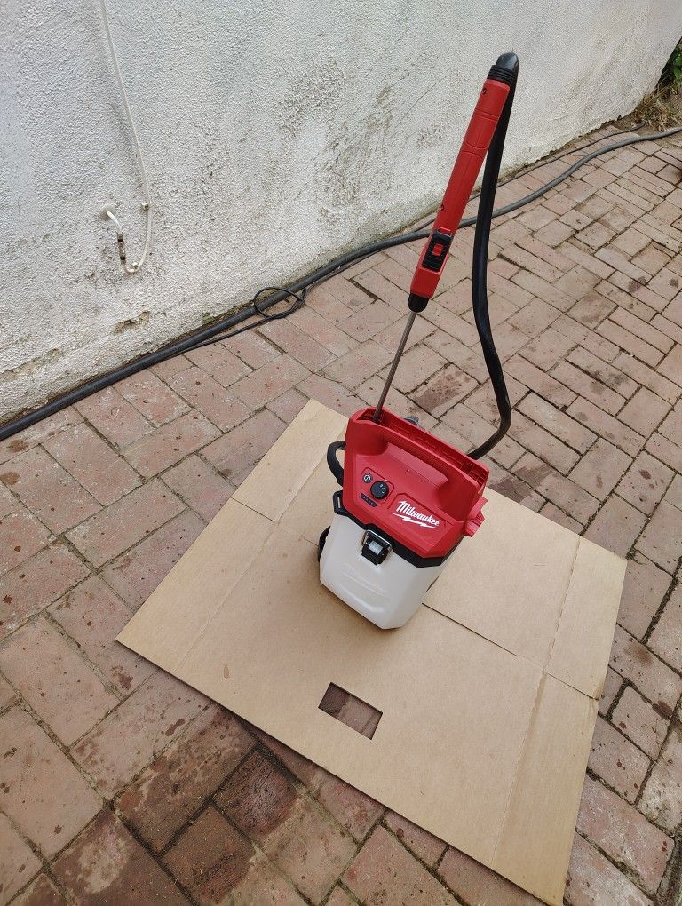Milwaukee 2528-20 BROKEN M12 12V 2 Gal. Handheld Sprayer Kit, Adjustable BROKEN