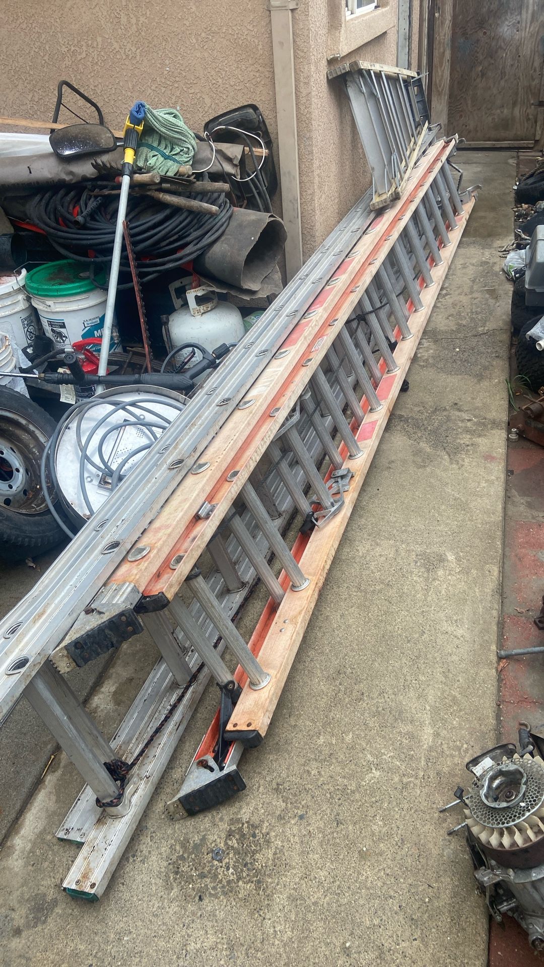 Two Red Stairs 28 Feet’s And The Aluminum32feet . Ford 2007 Motor 6.8L