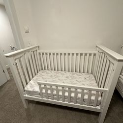 Pottery Barn Kendall 2 in 1 Convertible Crib with Mattress and Sheets
