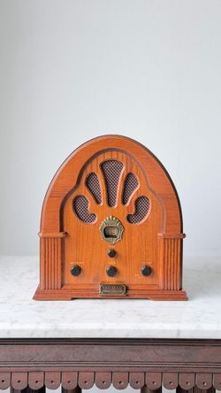 Thomas Collector's Edition Vintage-Style AM/FM Radio