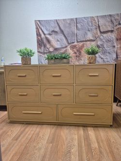 BEAUTIFUL NATURAL WOOD COLOR 8 DRAWERS DRESSER BRAND NEW / ASSEMBLED 56X17X33 OPEN CLOSE SMOTHLY