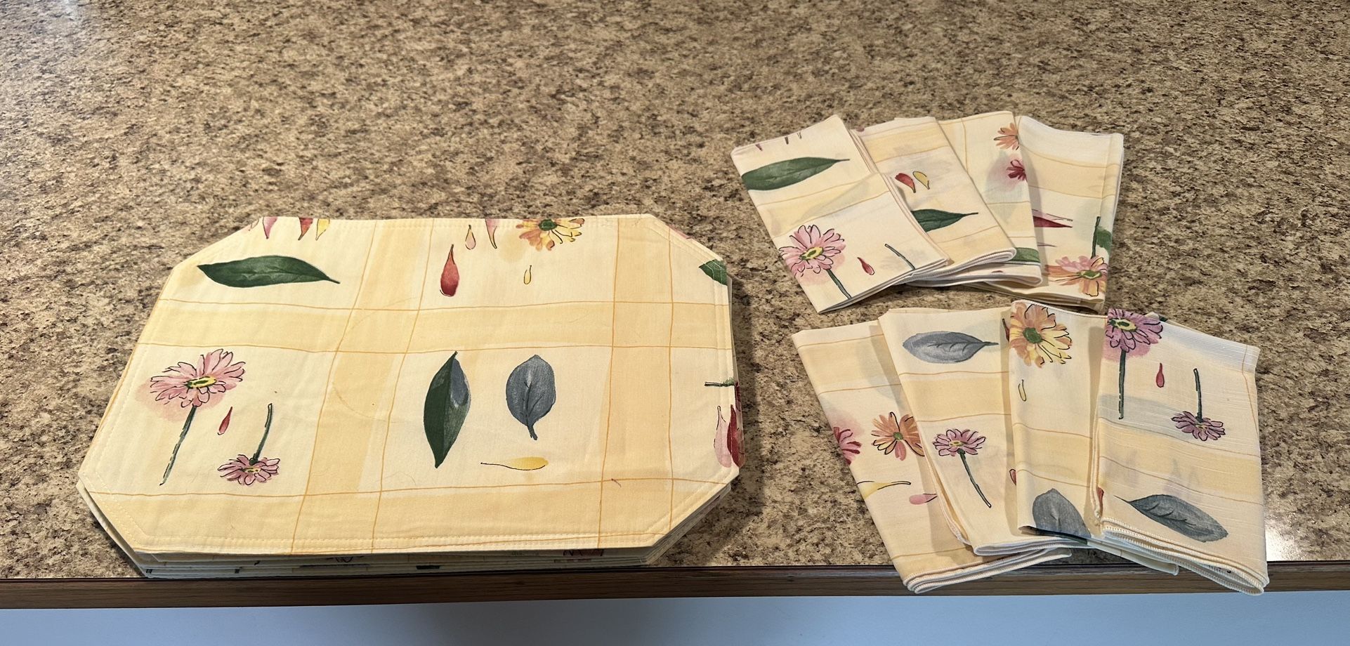 💛 Selling as a LOT! Set of 8 Cloth Placements and 8 matching Cloth Napkins from smoke and pet free home. PU in Kennewick near Canyon Lakes Golf Cours