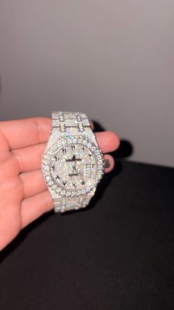 Bustdown Moissanite Ap