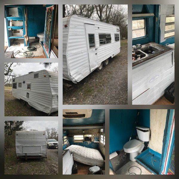 18 foot hitch pull camper. ( needs work) for Sale in