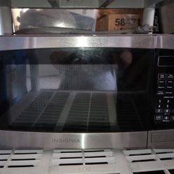 Insignia 0.9 cu. ft. Microwave