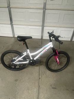 Girls Pacific Bike 🚲( White With Some Other Colors on it only used 1 time ) like new it was too fast for my Granddaughter. Nice looking ( 20 )inch.