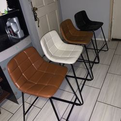 4 LEATHER BAR STOOLS LIKE NEW 