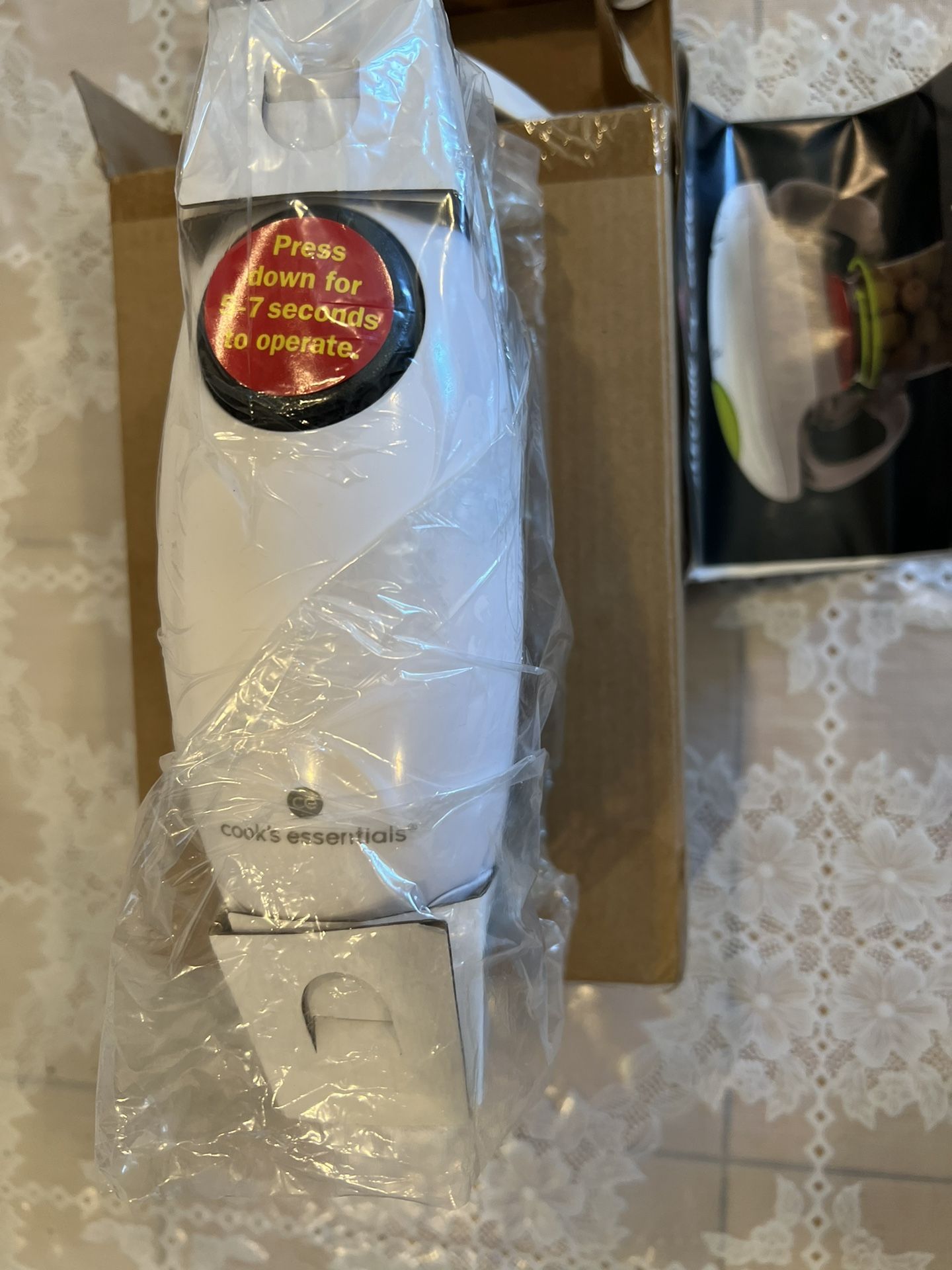 Cook’s Essentials Jar Opener with Batteries