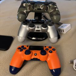3 PlayStation 4 Controllers 