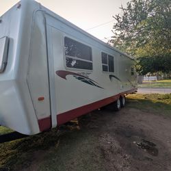 2002 Cross road Crossroads 30 ft washer and dryer hookup with slide out