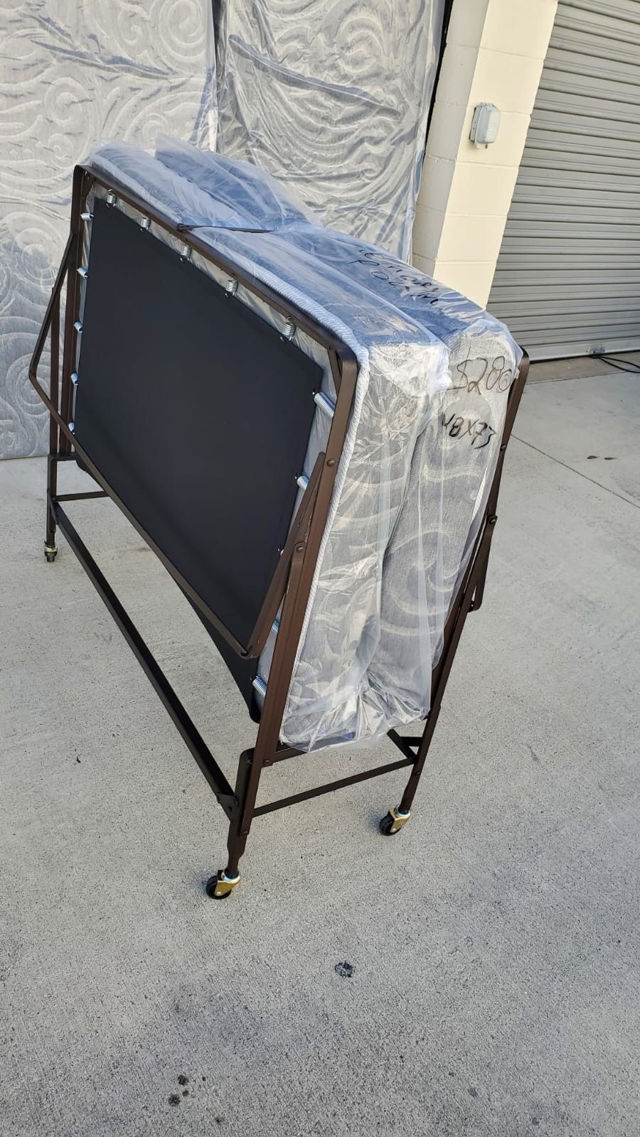 Folding Rollaway Bed Wiht Mattrres Memory Foam 220 Free Delivery Local 