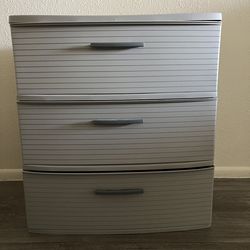 3 Pull out drawers