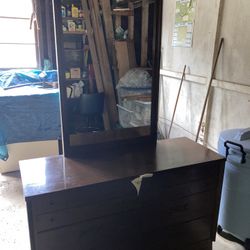 Dresser With Mirror 