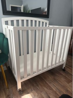 Portable Crib w/Mattress Pad (Foldable)