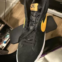 Nike Sb Zoom Blazer - Color Black, Gold, White. Size 9.5