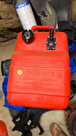 outboard motor  6.6 gal gas can