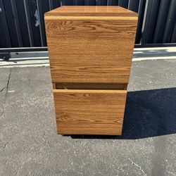 Mobile two-drawer filing cabinet 