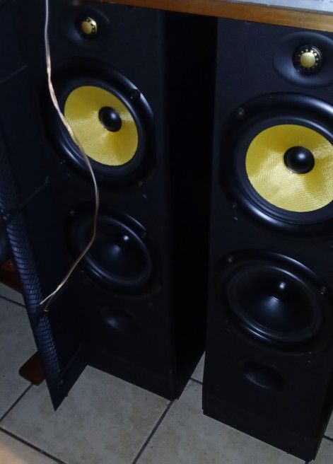 Speakers for sale reasonably priced . sold separately $25/$200 a pair , depending on pair