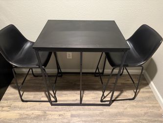 Table and chairs set