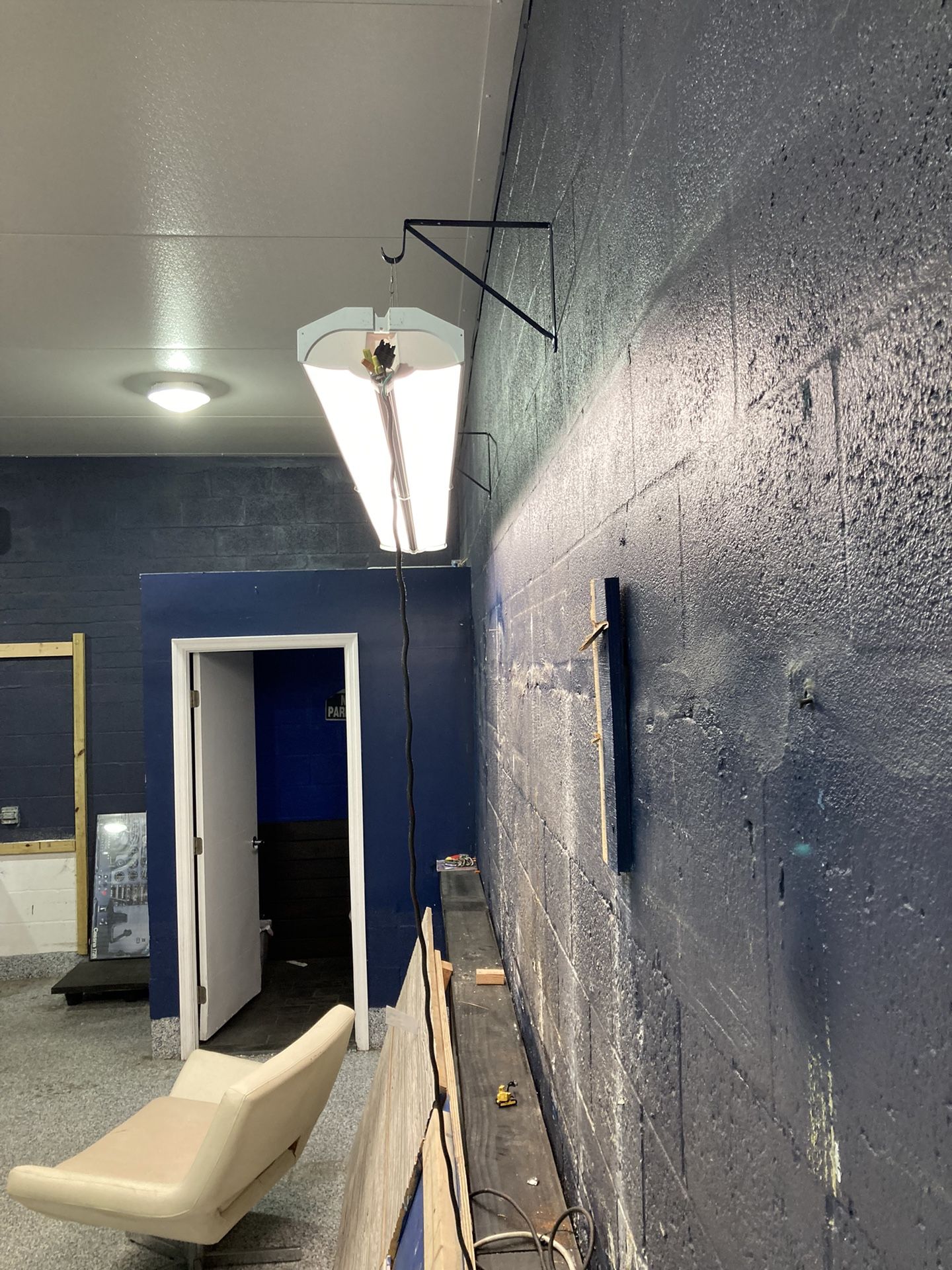 LED 8ft Non Shadowing Ceiling Light 60$ Piece