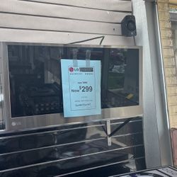 Microwave Oven, New Open Box With Some Dents Or Scratches. 1 Year Warranty 