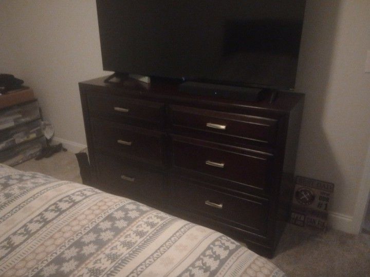 4 piece Bedroom Suit W/Mirror King