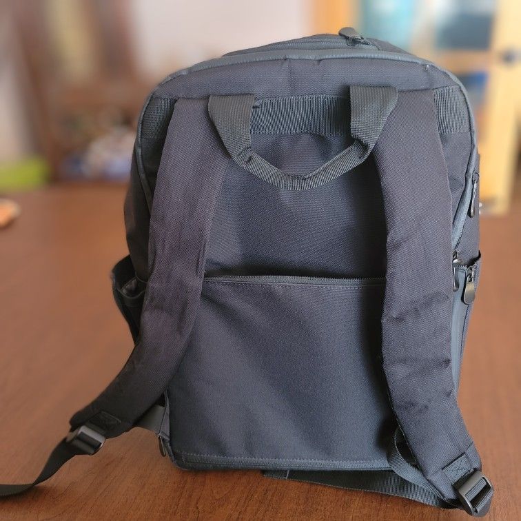Lo Sons Hanover Deluxe Laptop Backpack Pre owned, very