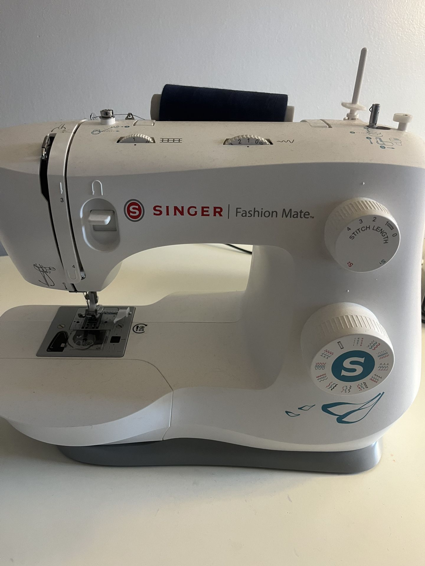 Singer Fashion Mate Sewing Machine. 
