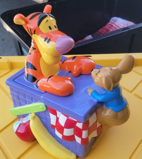 Vintage tigger cookie jar picnic basket rare
Vintage tigger cookie jar picnic basket rare