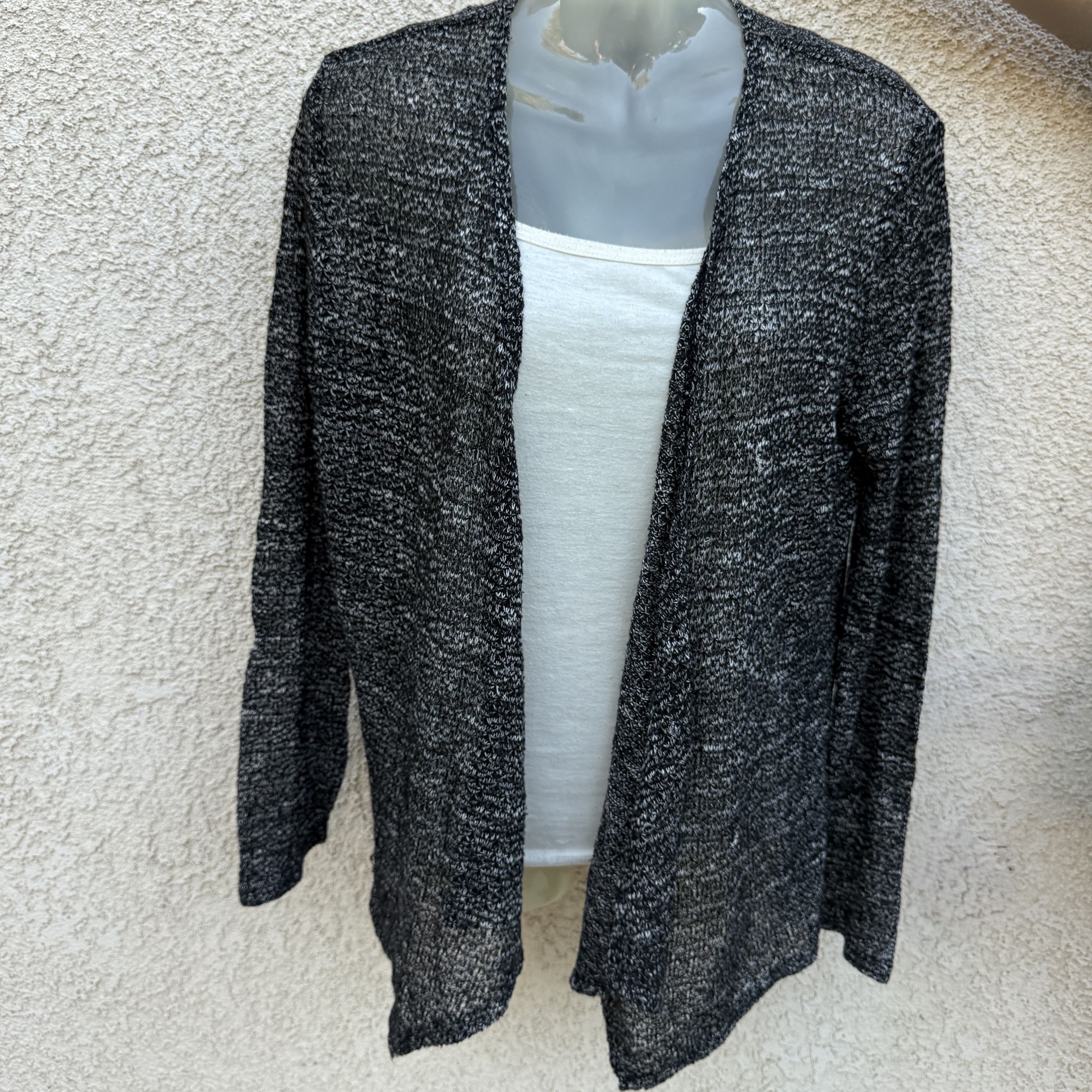 COTTON ON CARDIGAN 129164 BLACK WHITE KNIT LIGHT COVER OVER SOME SNAGS SMALL S   The Cotton On cardigan in black and white knit is a stylish and versa