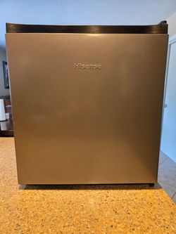 Hisense 1.6cu Mini fridge with freezer compartment