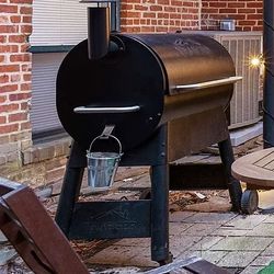 Traeger Grill Pro 22-Pellet Grill with Cover